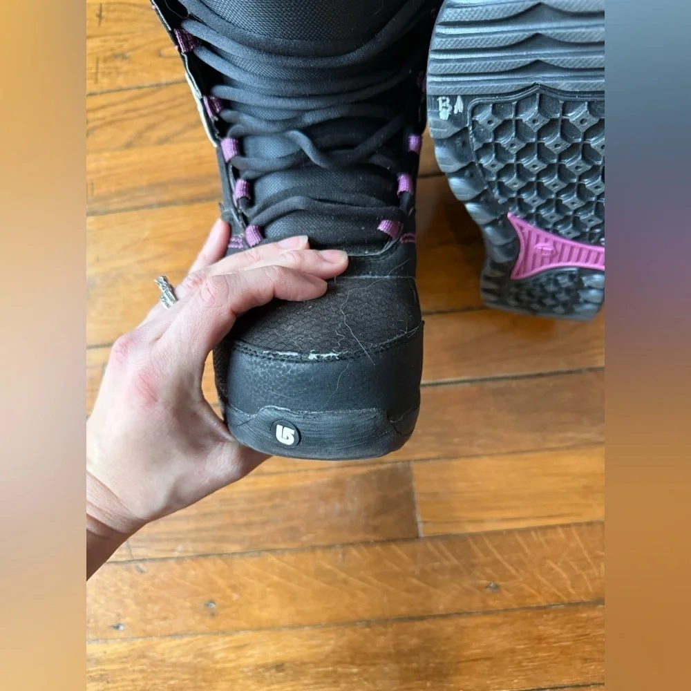 Burton imprint Women’s CoCo Snowboard Boots - Black and Pink size 6